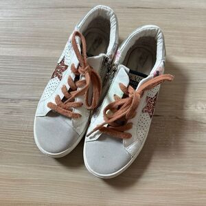 VINTAGE HAVANA Girl's Blossom Floral Perforated Star Sneakers